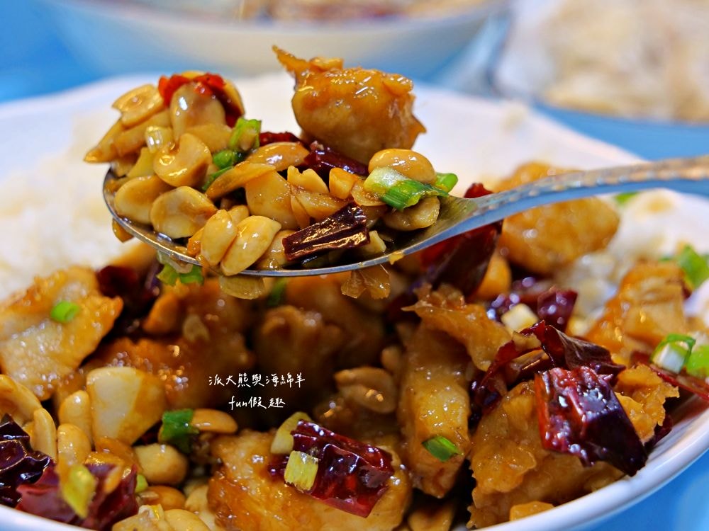 2025辣廚食堂｜南投市公所旁的秘密餐車食堂！必點鮮蚵蓋飯、浮誇海鮮麵及小卷米粉，餐點不僅高CP值，每口更能感受滿滿海鮮自由，海鮮控必訪！