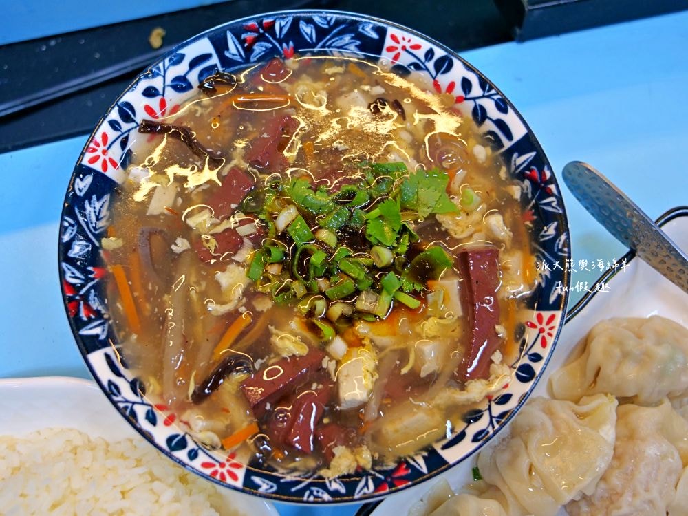 2025辣廚食堂｜南投市公所旁的秘密餐車食堂！必點鮮蚵蓋飯、浮誇海鮮麵及小卷米粉，餐點不僅高CP值，每口更能感受滿滿海鮮自由，海鮮控必訪！