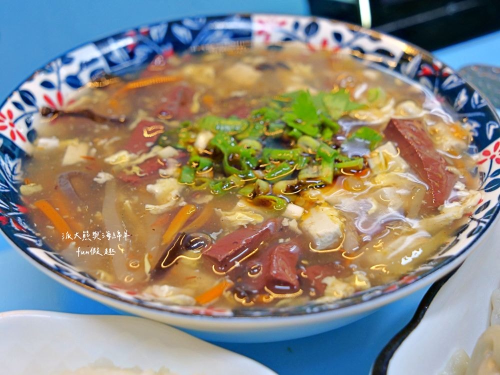 2025辣廚食堂｜南投市公所旁的秘密餐車食堂！必點鮮蚵蓋飯、浮誇海鮮麵及小卷米粉，餐點不僅高CP值，每口更能感受滿滿海鮮自由，海鮮控必訪！