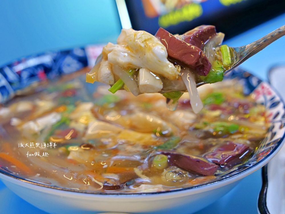 2025辣廚食堂｜南投市公所旁的秘密餐車食堂！必點鮮蚵蓋飯、浮誇海鮮麵及小卷米粉，餐點不僅高CP值，每口更能感受滿滿海鮮自由，海鮮控必訪！