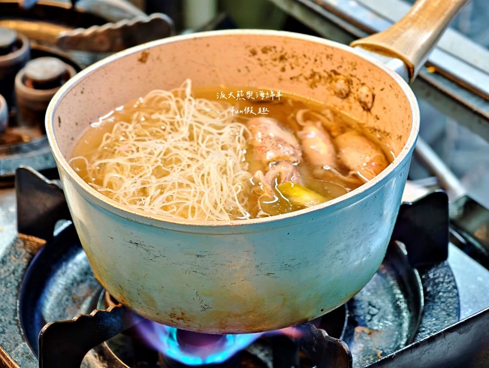 2025辣廚食堂｜南投市公所旁的秘密餐車食堂！必點鮮蚵蓋飯、浮誇海鮮麵及小卷米粉，餐點不僅高CP值，每口更能感受滿滿海鮮自由，海鮮控必訪！