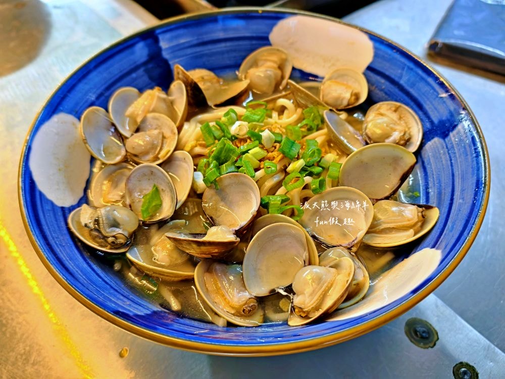 2025辣廚食堂｜南投市公所旁的秘密餐車食堂！必點鮮蚵蓋飯、浮誇海鮮麵及小卷米粉，餐點不僅高CP值，每口更能感受滿滿海鮮自由，海鮮控必訪！