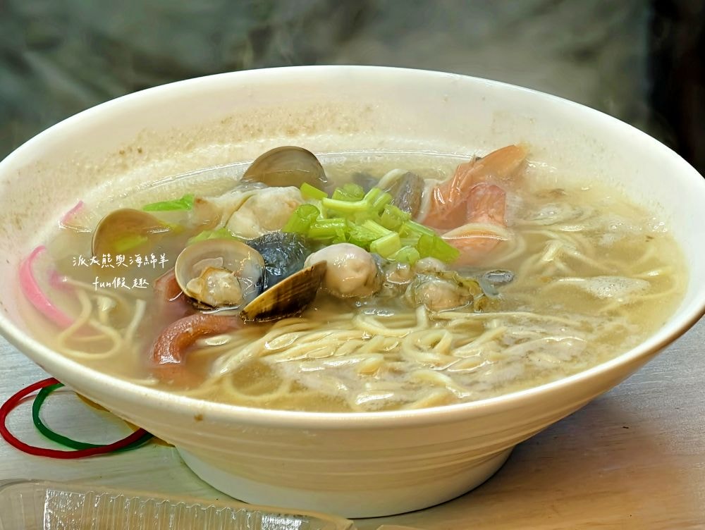 2025辣廚食堂｜南投市公所旁的秘密餐車食堂！必點鮮蚵蓋飯、浮誇海鮮麵及小卷米粉，餐點不僅高CP值，每口更能感受滿滿海鮮自由，海鮮控必訪！