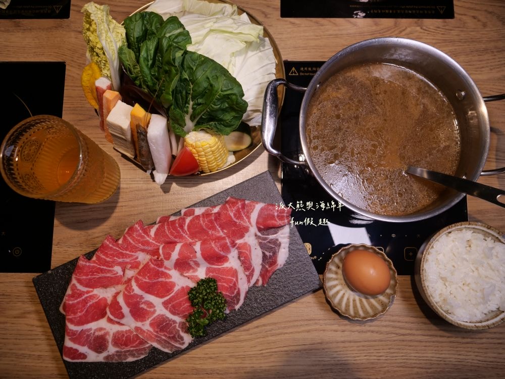 青玖鍋物｜高質感森林風鍋物餐廳，多款獨特湯底與新鮮頂級食材引爆味蕾，草屯聚餐好去處，回訪率百分百！（湯底推薦馬來西亞胡椒白湯&越南清燉牛肉湯；肉品推薦安格斯無骨牛小排&西班牙伊比利豬）～113.1開幕