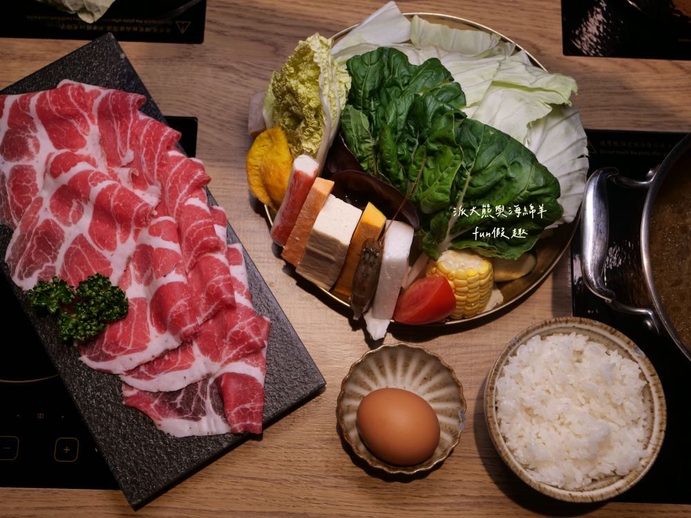 青玖鍋物｜高質感森林風鍋物餐廳，多款獨特湯底與新鮮頂級食材引爆味蕾，草屯聚餐好去處，回訪率百分百！（湯底推薦馬來西亞胡椒白湯&越南清燉牛肉湯；肉品推薦安格斯無骨牛小排&西班牙伊比利豬）～113.1開幕