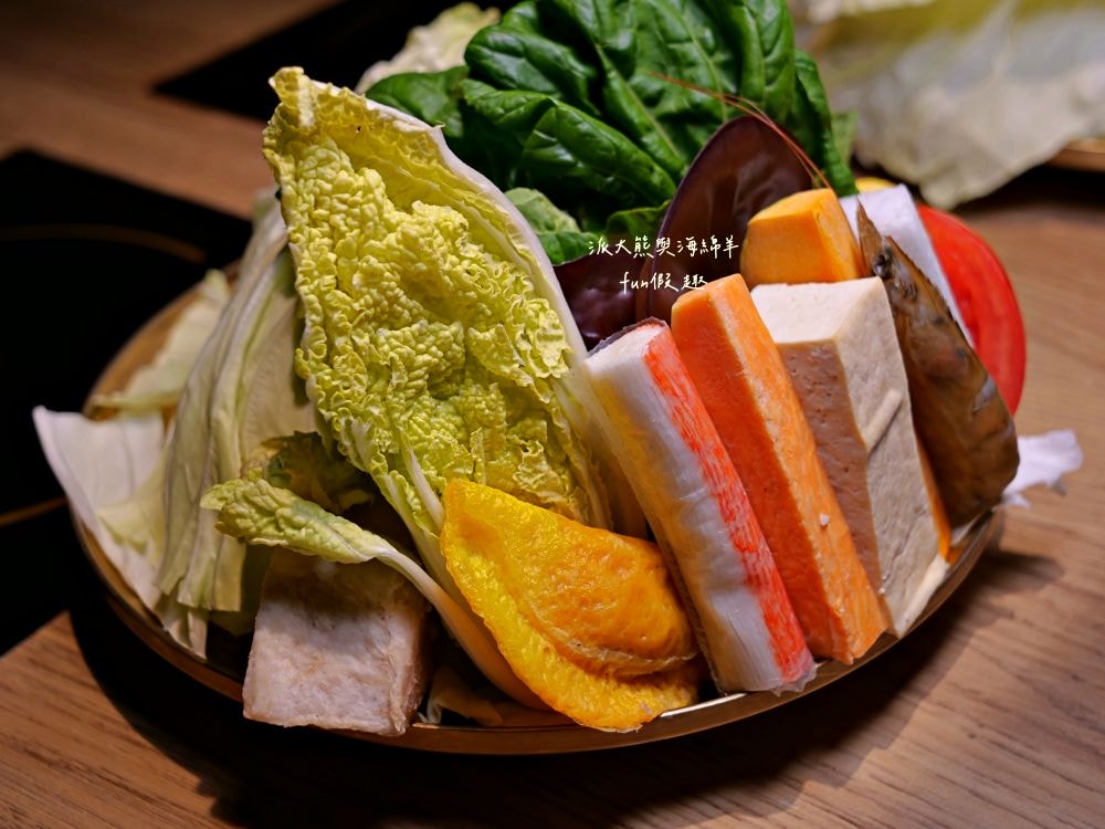 青玖鍋物｜高質感森林風鍋物餐廳，多款獨特湯底與新鮮頂級食材引爆味蕾，草屯聚餐好去處，回訪率百分百！（湯底推薦馬來西亞胡椒白湯&越南清燉牛肉湯；肉品推薦安格斯無骨牛小排&西班牙伊比利豬）～113.1開幕