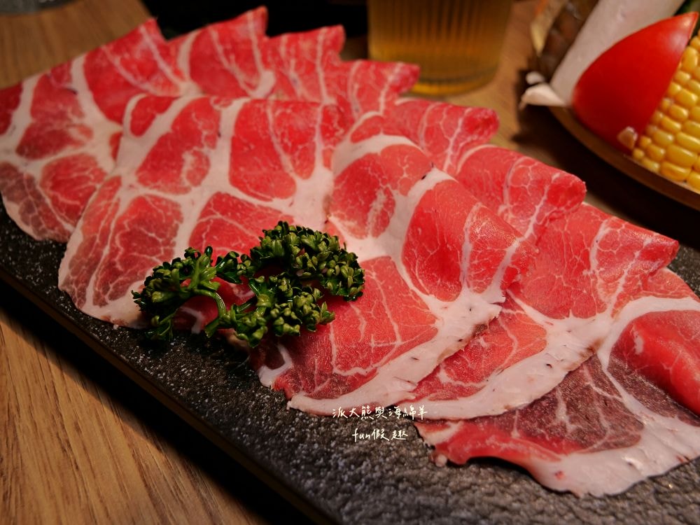 青玖鍋物｜高質感森林風鍋物餐廳，多款獨特湯底與新鮮頂級食材引爆味蕾，草屯聚餐好去處，回訪率百分百！（湯底推薦馬來西亞胡椒白湯&越南清燉牛肉湯；肉品推薦安格斯無骨牛小排&西班牙伊比利豬）～113.1開幕