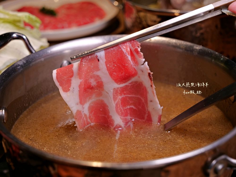 青玖鍋物｜高質感森林風鍋物餐廳，多款獨特湯底與新鮮頂級食材引爆味蕾，草屯聚餐好去處，回訪率百分百！（湯底推薦馬來西亞胡椒白湯&越南清燉牛肉湯；肉品推薦安格斯無骨牛小排&西班牙伊比利豬）～113.1開幕