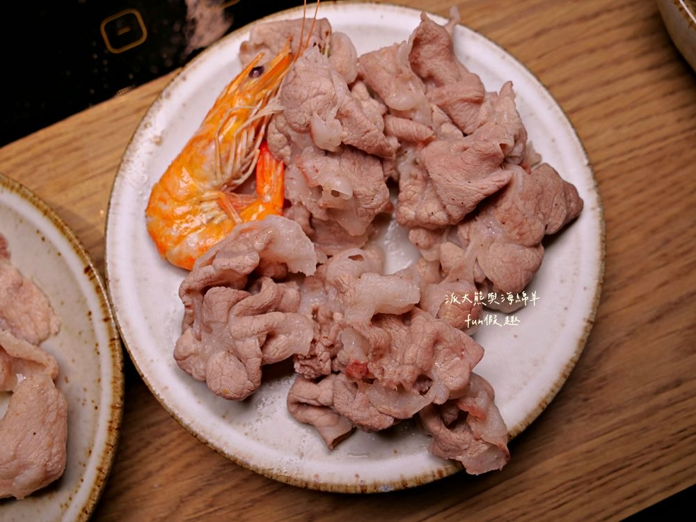 青玖鍋物｜高質感森林風鍋物餐廳，多款獨特湯底與新鮮頂級食材引爆味蕾，草屯聚餐好去處，回訪率百分百！（湯底推薦馬來西亞胡椒白湯&越南清燉牛肉湯；肉品推薦安格斯無骨牛小排&西班牙伊比利豬）～113.1開幕