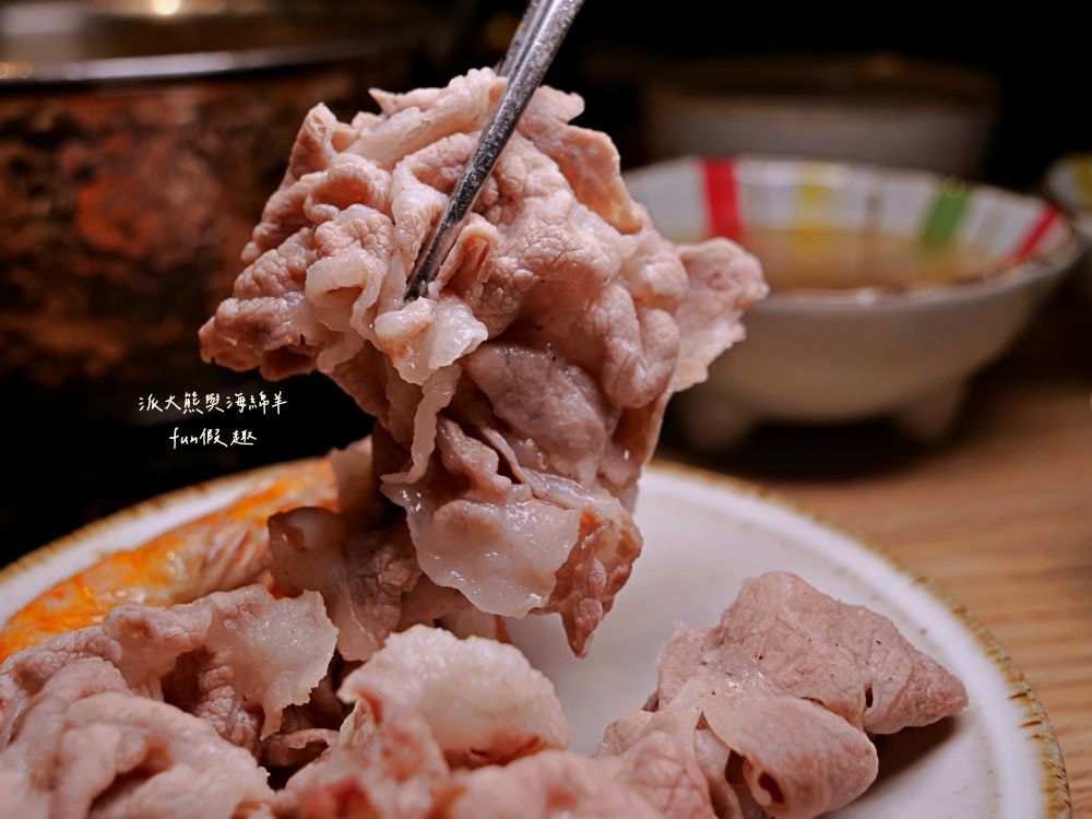 青玖鍋物｜高質感森林風鍋物餐廳，多款獨特湯底與新鮮頂級食材引爆味蕾，草屯聚餐好去處，回訪率百分百！（湯底推薦馬來西亞胡椒白湯&越南清燉牛肉湯；肉品推薦安格斯無骨牛小排&西班牙伊比利豬）～113.1開幕