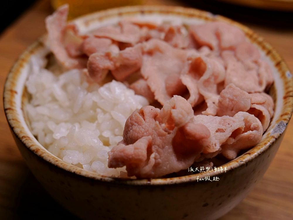 青玖鍋物｜高質感森林風鍋物餐廳，多款獨特湯底與新鮮頂級食材引爆味蕾，草屯聚餐好去處，回訪率百分百！（湯底推薦馬來西亞胡椒白湯&越南清燉牛肉湯；肉品推薦安格斯無骨牛小排&西班牙伊比利豬）～113.1開幕