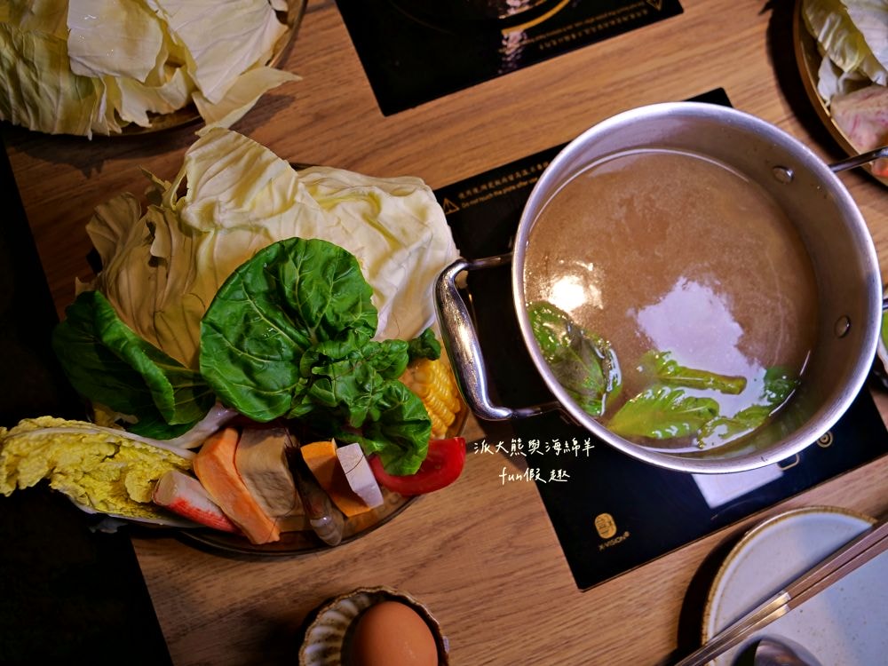 青玖鍋物｜高質感森林風鍋物餐廳，多款獨特湯底與新鮮頂級食材引爆味蕾，草屯聚餐好去處，回訪率百分百！（湯底推薦馬來西亞胡椒白湯&越南清燉牛肉湯；肉品推薦安格斯無骨牛小排&西班牙伊比利豬）～113.1開幕