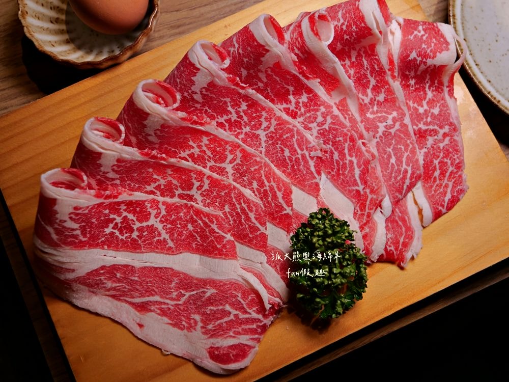 青玖鍋物｜高質感森林風鍋物餐廳，多款獨特湯底與新鮮頂級食材引爆味蕾，草屯聚餐好去處，回訪率百分百！（湯底推薦馬來西亞胡椒白湯&越南清燉牛肉湯；肉品推薦安格斯無骨牛小排&西班牙伊比利豬）～113.1開幕