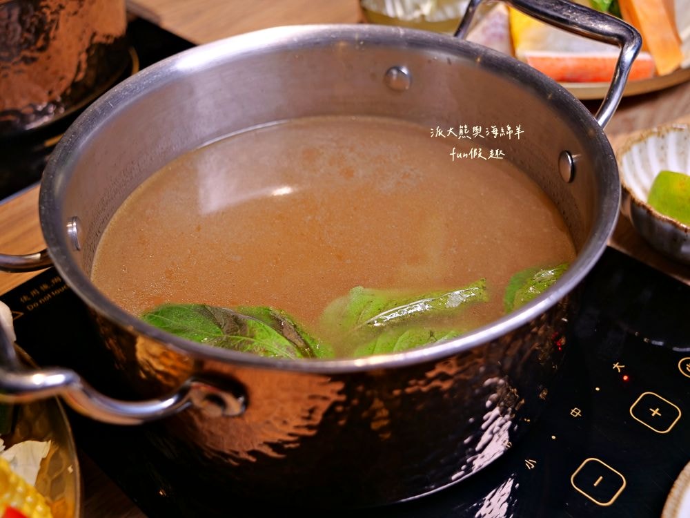 青玖鍋物｜高質感森林風鍋物餐廳，多款獨特湯底與新鮮頂級食材引爆味蕾，草屯聚餐好去處，回訪率百分百！（湯底推薦馬來西亞胡椒白湯&越南清燉牛肉湯；肉品推薦安格斯無骨牛小排&西班牙伊比利豬）～113.1開幕