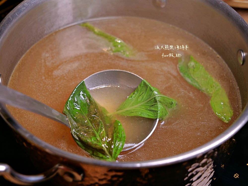 青玖鍋物｜高質感森林風鍋物餐廳，多款獨特湯底與新鮮頂級食材引爆味蕾，草屯聚餐好去處，回訪率百分百！（湯底推薦馬來西亞胡椒白湯&越南清燉牛肉湯；肉品推薦安格斯無骨牛小排&西班牙伊比利豬）～113.1開幕