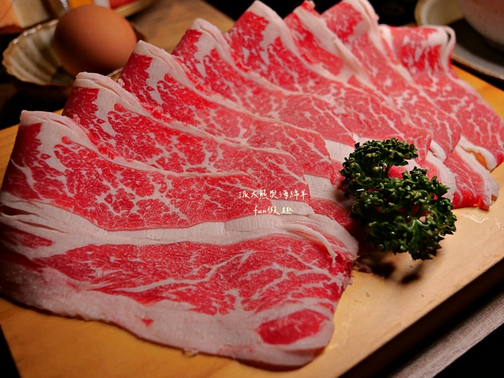 青玖鍋物｜高質感森林風鍋物餐廳，多款獨特湯底與新鮮頂級食材引爆味蕾，草屯聚餐好去處，回訪率百分百！（湯底推薦馬來西亞胡椒白湯&越南清燉牛肉湯；肉品推薦安格斯無骨牛小排&西班牙伊比利豬）～113.1開幕