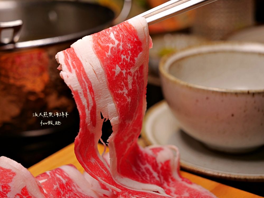 青玖鍋物｜高質感森林風鍋物餐廳，多款獨特湯底與新鮮頂級食材引爆味蕾，草屯聚餐好去處，回訪率百分百！（湯底推薦馬來西亞胡椒白湯&越南清燉牛肉湯；肉品推薦安格斯無骨牛小排&西班牙伊比利豬）～113.1開幕