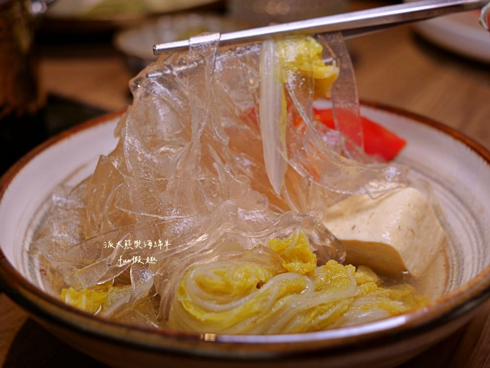 青玖鍋物｜高質感森林風鍋物餐廳，多款獨特湯底與新鮮頂級食材引爆味蕾，草屯聚餐好去處，回訪率百分百！（湯底推薦馬來西亞胡椒白湯&越南清燉牛肉湯；肉品推薦安格斯無骨牛小排&西班牙伊比利豬）～113.1開幕