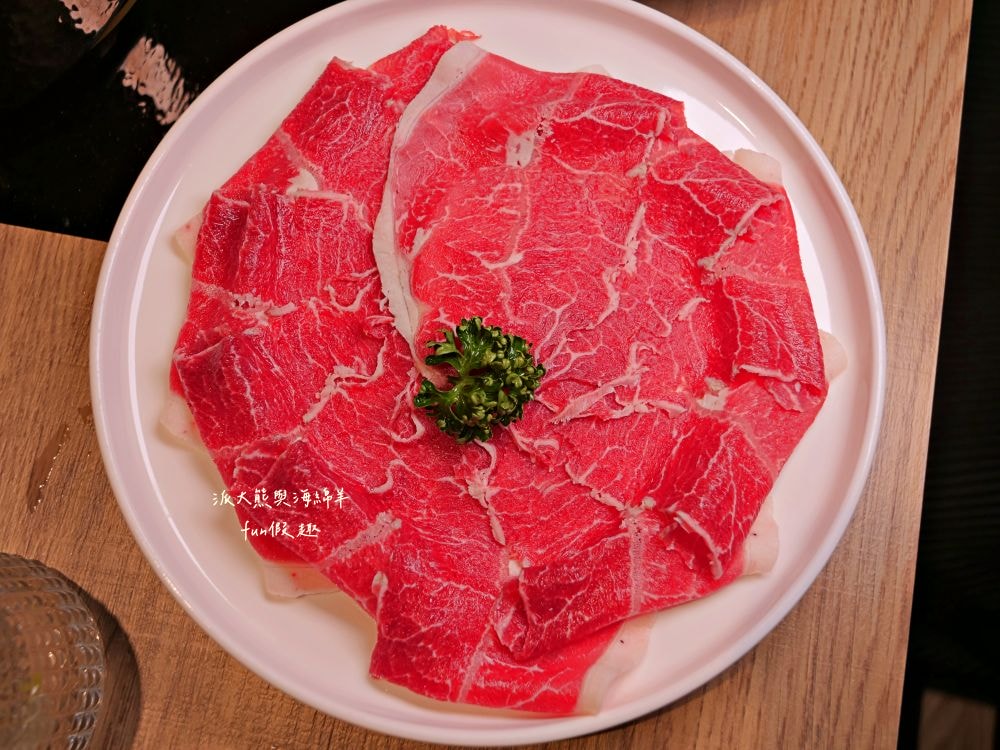 青玖鍋物｜高質感森林風鍋物餐廳，多款獨特湯底與新鮮頂級食材引爆味蕾，草屯聚餐好去處，回訪率百分百！（湯底推薦馬來西亞胡椒白湯&越南清燉牛肉湯；肉品推薦安格斯無骨牛小排&西班牙伊比利豬）～113.1開幕