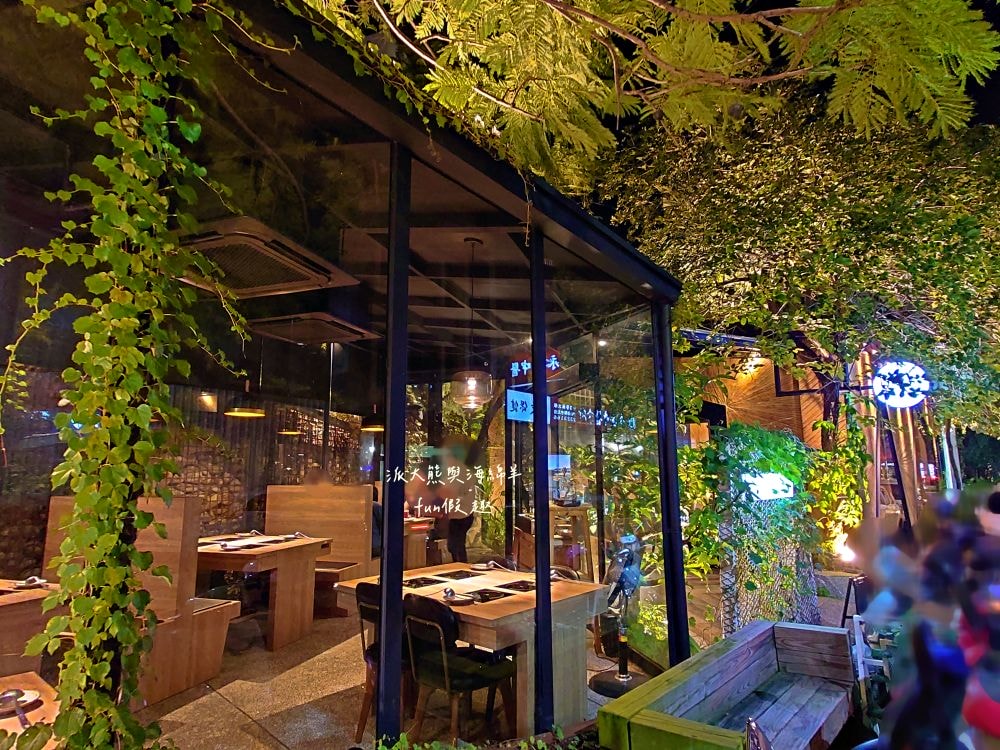 青玖鍋物｜高質感森林風鍋物餐廳，多款獨特湯底與新鮮頂級食材引爆味蕾，草屯聚餐好去處，回訪率百分百！（湯底推薦馬來西亞胡椒白湯&越南清燉牛肉湯；肉品推薦安格斯無骨牛小排&西班牙伊比利豬）～113.1開幕