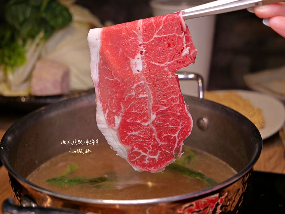 青玖鍋物｜高質感森林風鍋物餐廳，多款獨特湯底與新鮮頂級食材引爆味蕾，草屯聚餐好去處，回訪率百分百！（湯底推薦馬來西亞胡椒白湯&越南清燉牛肉湯；肉品推薦安格斯無骨牛小排&西班牙伊比利豬）～113.1開幕