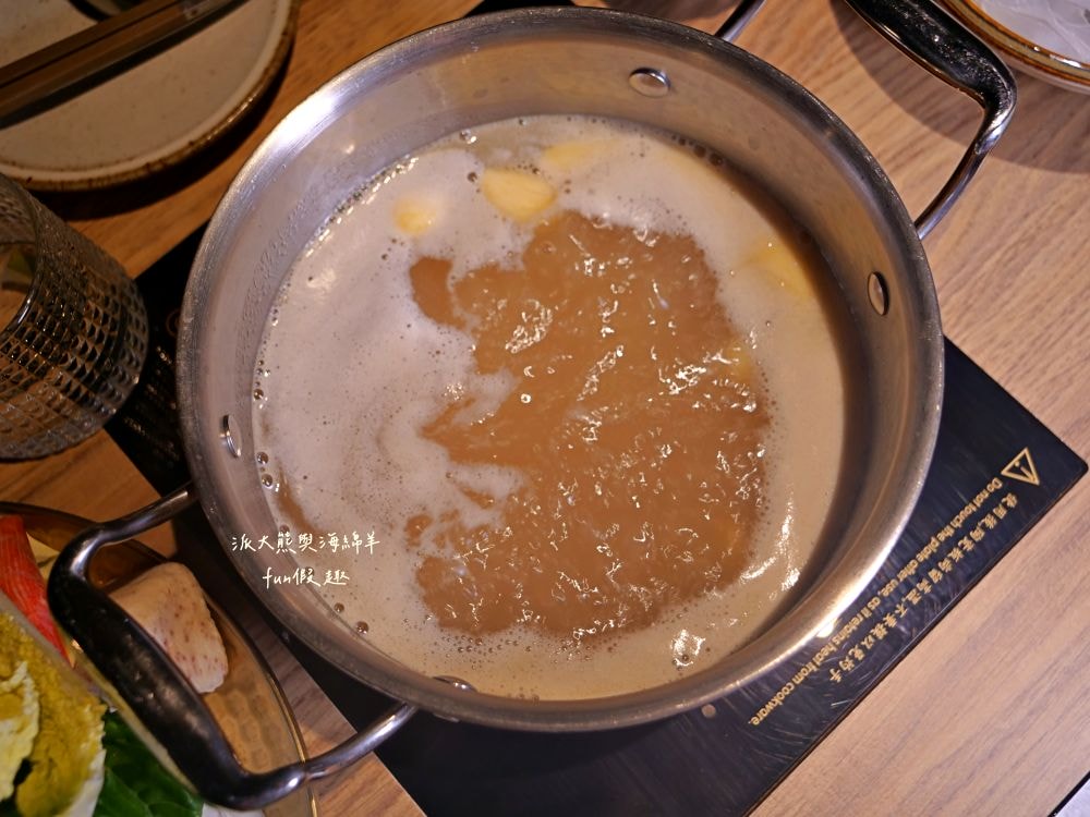 青玖鍋物｜高質感森林風鍋物餐廳，多款獨特湯底與新鮮頂級食材引爆味蕾，草屯聚餐好去處，回訪率百分百！（湯底推薦馬來西亞胡椒白湯&越南清燉牛肉湯；肉品推薦安格斯無骨牛小排&西班牙伊比利豬）～113.1開幕