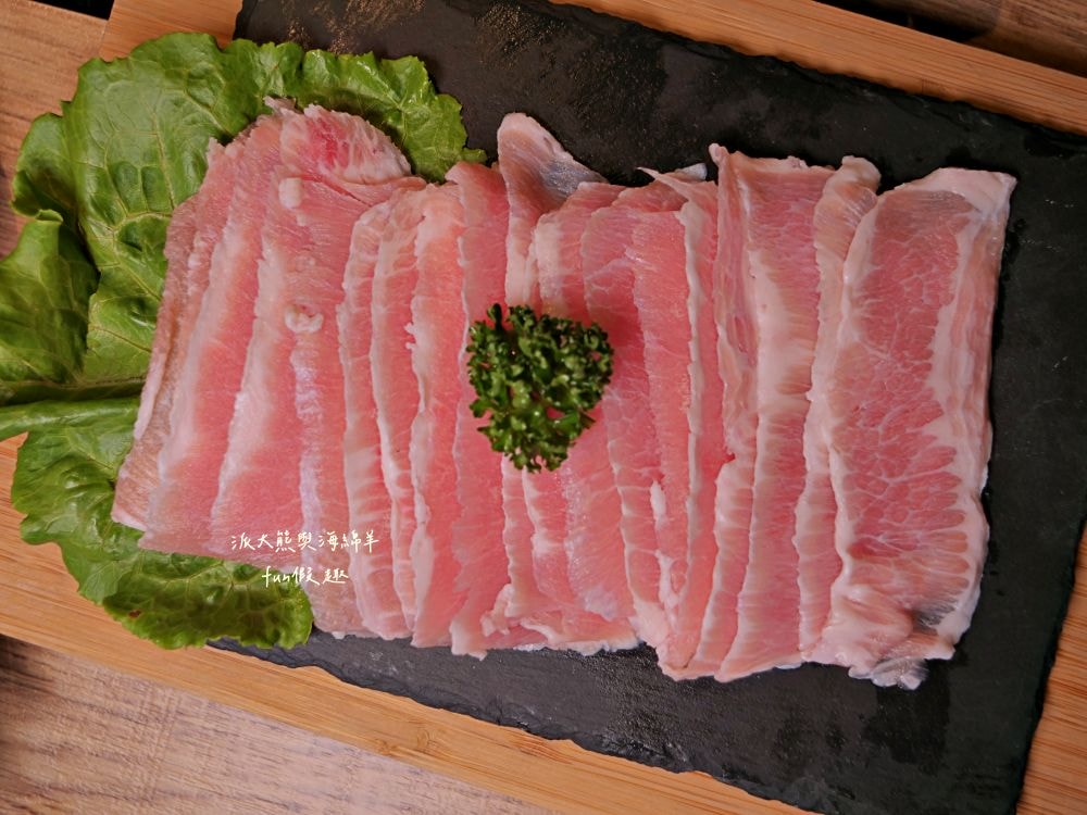 青玖鍋物｜高質感森林風鍋物餐廳，多款獨特湯底與新鮮頂級食材引爆味蕾，草屯聚餐好去處，回訪率百分百！（湯底推薦馬來西亞胡椒白湯&越南清燉牛肉湯；肉品推薦安格斯無骨牛小排&西班牙伊比利豬）～113.1開幕