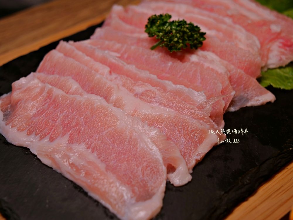 青玖鍋物｜高質感森林風鍋物餐廳，多款獨特湯底與新鮮頂級食材引爆味蕾，草屯聚餐好去處，回訪率百分百！（湯底推薦馬來西亞胡椒白湯&越南清燉牛肉湯；肉品推薦安格斯無骨牛小排&西班牙伊比利豬）～113.1開幕