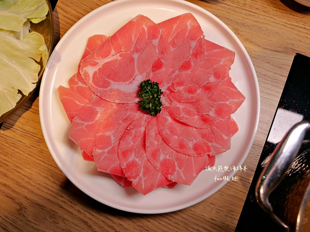 青玖鍋物｜高質感森林風鍋物餐廳，多款獨特湯底與新鮮頂級食材引爆味蕾，草屯聚餐好去處，回訪率百分百！（湯底推薦馬來西亞胡椒白湯&越南清燉牛肉湯；肉品推薦安格斯無骨牛小排&西班牙伊比利豬）～113.1開幕