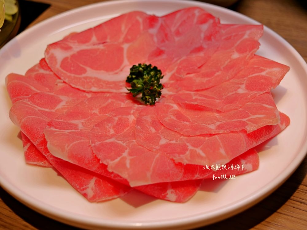 青玖鍋物｜高質感森林風鍋物餐廳，多款獨特湯底與新鮮頂級食材引爆味蕾，草屯聚餐好去處，回訪率百分百！（湯底推薦馬來西亞胡椒白湯&越南清燉牛肉湯；肉品推薦安格斯無骨牛小排&西班牙伊比利豬）～113.1開幕