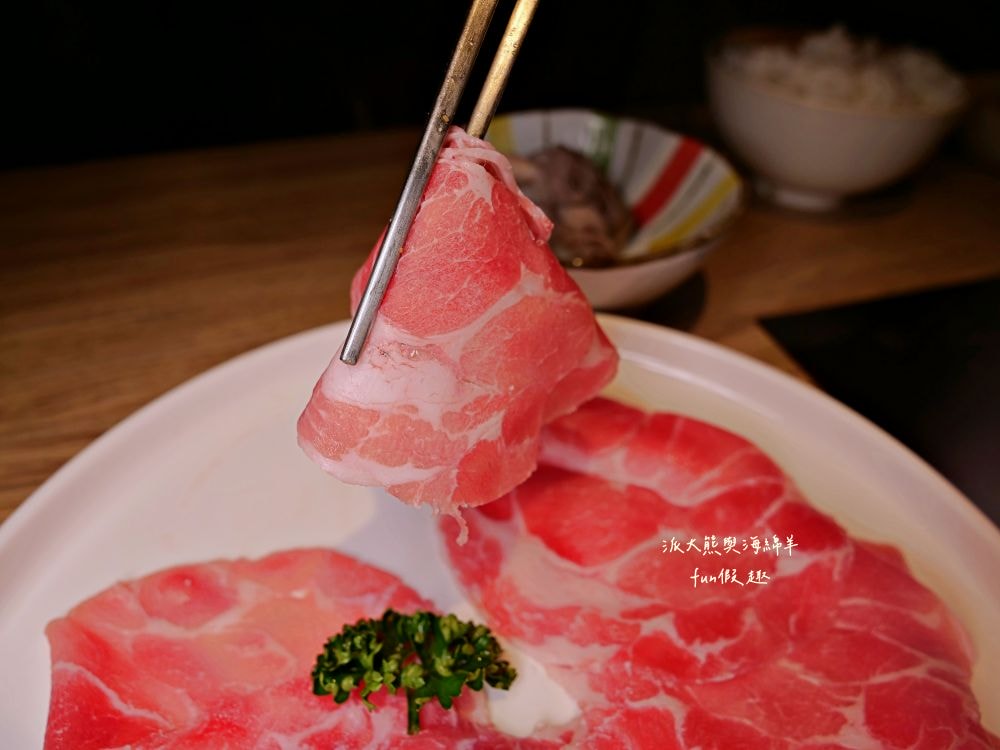 青玖鍋物｜高質感森林風鍋物餐廳，多款獨特湯底與新鮮頂級食材引爆味蕾，草屯聚餐好去處，回訪率百分百！（湯底推薦馬來西亞胡椒白湯&越南清燉牛肉湯；肉品推薦安格斯無骨牛小排&西班牙伊比利豬）～113.1開幕