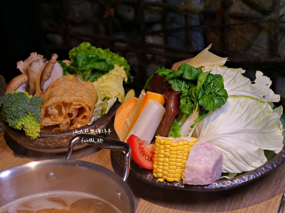 青玖鍋物｜高質感森林風鍋物餐廳，多款獨特湯底與新鮮頂級食材引爆味蕾，草屯聚餐好去處，回訪率百分百！（湯底推薦馬來西亞胡椒白湯&越南清燉牛肉湯；肉品推薦安格斯無骨牛小排&西班牙伊比利豬）～113.1開幕