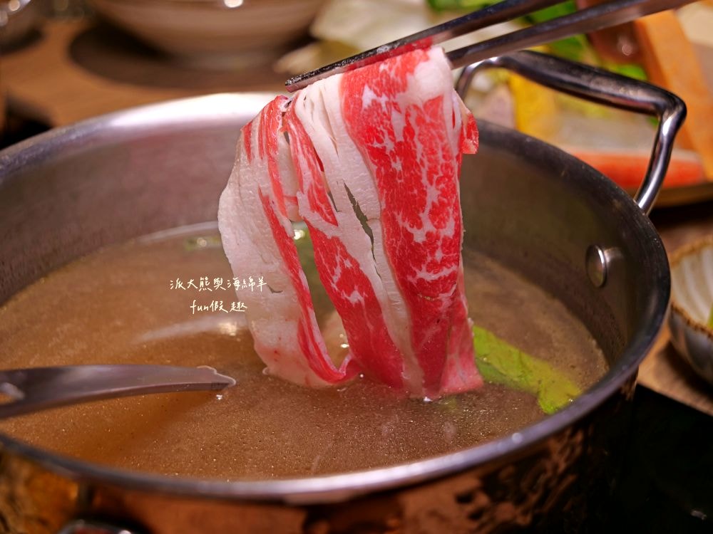 青玖鍋物｜高質感森林風鍋物餐廳，多款獨特湯底與新鮮頂級食材引爆味蕾，草屯聚餐好去處，回訪率百分百！（湯底推薦馬來西亞胡椒白湯&越南清燉牛肉湯；肉品推薦安格斯無骨牛小排&西班牙伊比利豬）～113.1開幕