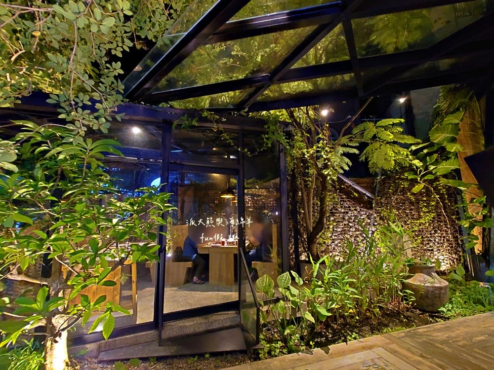 青玖鍋物｜高質感森林風鍋物餐廳，多款獨特湯底與新鮮頂級食材引爆味蕾，草屯聚餐好去處，回訪率百分百！（湯底推薦馬來西亞胡椒白湯&越南清燉牛肉湯；肉品推薦安格斯無骨牛小排&西班牙伊比利豬）～113.1開幕