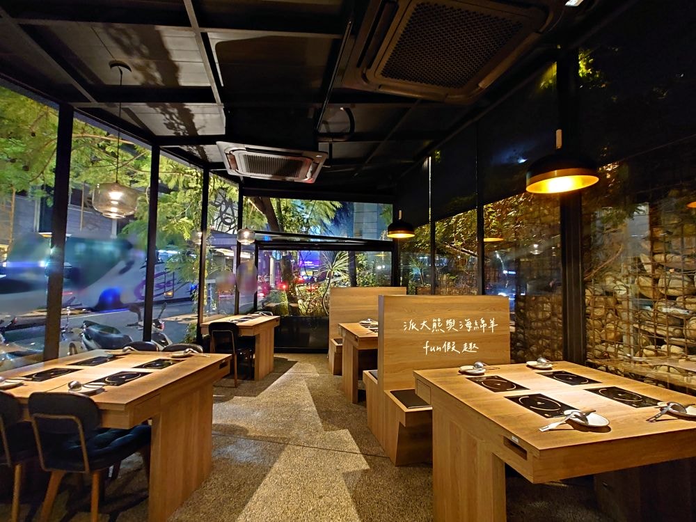 青玖鍋物｜高質感森林風鍋物餐廳，多款獨特湯底與新鮮頂級食材引爆味蕾，草屯聚餐好去處，回訪率百分百！（湯底推薦馬來西亞胡椒白湯&越南清燉牛肉湯；肉品推薦安格斯無骨牛小排&西班牙伊比利豬）～113.1開幕