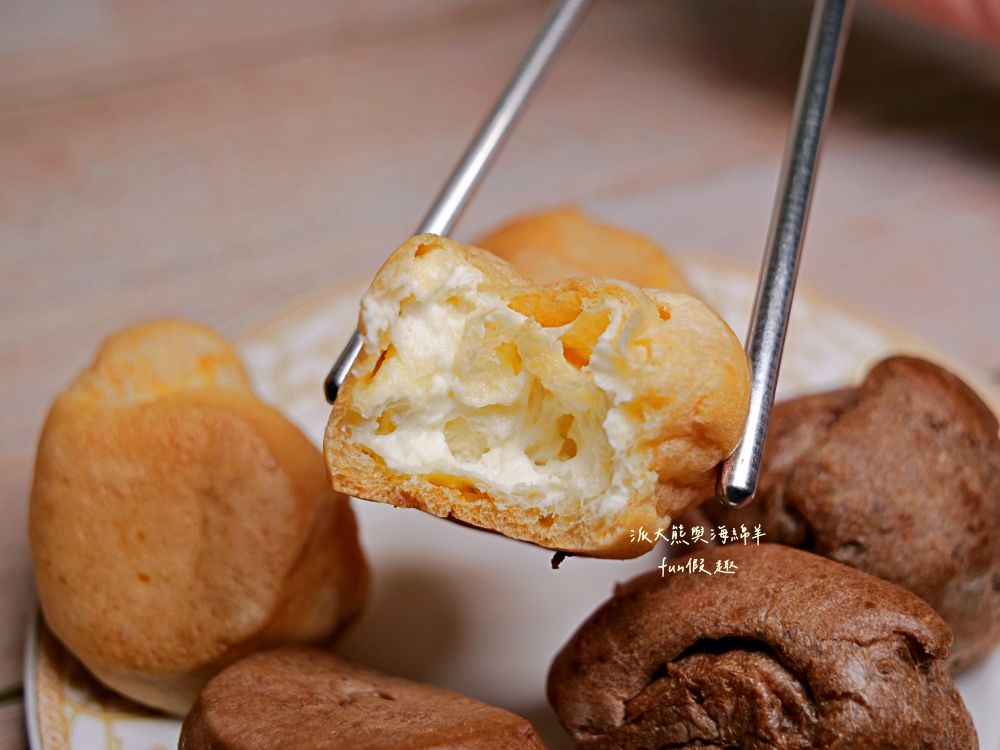 2025全家minimore甜點系列連載︱秉持「小小一口」甜點，就能獲得「大大幸福」滿足感，為煩悶無趣日常，點亮小確幸食光!!!鮮乳脆皮泡芙、熊抱哥草莓風味泡芙、焦糖烤布蕾塔、LOTTE生巧克力派-白巧克力口味、布丁夾心蛋糕、阿薩姆QQ蛋糕捲、經典雙色小泡芙、開心果貝殼夾心（未來持續更新）～