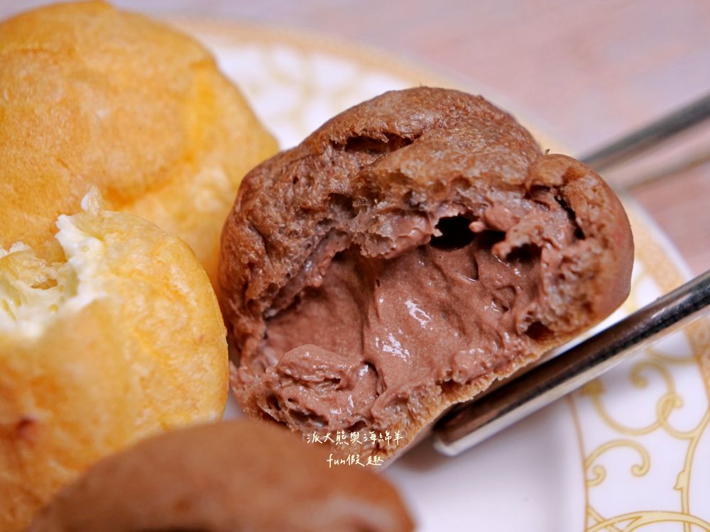 2025全家minimore甜點系列連載︱秉持「小小一口」甜點，就能獲得「大大幸福」滿足感，為煩悶無趣日常，點亮小確幸食光!!!鮮乳脆皮泡芙、熊抱哥草莓風味泡芙、焦糖烤布蕾塔、LOTTE生巧克力派-白巧克力口味、布丁夾心蛋糕、阿薩姆QQ蛋糕捲、經典雙色小泡芙、開心果貝殼夾心（未來持續更新）～