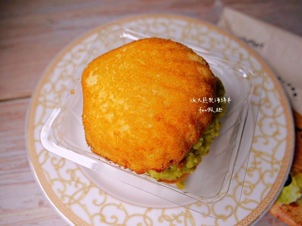 2025全家minimore甜點系列連載︱秉持「小小一口」甜點，就能獲得「大大幸福」滿足感，為煩悶無趣日常，點亮小確幸食光!!!鮮乳脆皮泡芙、熊抱哥草莓風味泡芙、焦糖烤布蕾塔、LOTTE生巧克力派-白巧克力口味、布丁夾心蛋糕、阿薩姆QQ蛋糕捲、經典雙色小泡芙、開心果貝殼夾心（未來持續更新）～