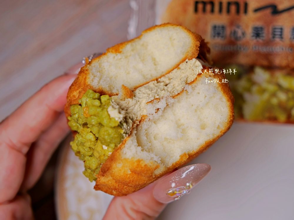 2025全家minimore甜點系列連載︱秉持「小小一口」甜點，就能獲得「大大幸福」滿足感，為煩悶無趣日常，點亮小確幸食光!!!鮮乳脆皮泡芙、熊抱哥草莓風味泡芙、焦糖烤布蕾塔、LOTTE生巧克力派-白巧克力口味、布丁夾心蛋糕、阿薩姆QQ蛋糕捲、經典雙色小泡芙、開心果貝殼夾心（未來持續更新）～