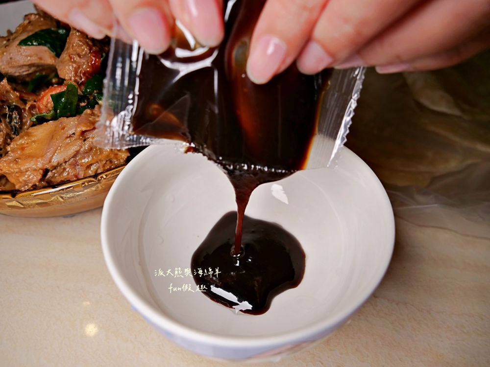 2025明記燒鴨-南投店｜在地人激推獨特烤鴨五吃，片鴨嫩、鹽酥脆、涼拌爽、醬炒香，以及濃郁酸菜鴨骨湯，鹹香夠味份量足，原來一隻烤鴨能夠這麼精彩!!!母親節、父親節買來慶祝～一鴨三吃