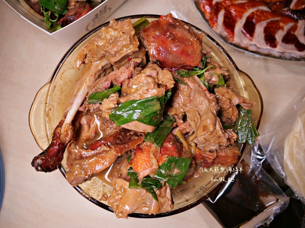 2025明記燒鴨-南投店｜在地人激推獨特烤鴨五吃，片鴨嫩、鹽酥脆、涼拌爽、醬炒香，以及濃郁酸菜鴨骨湯，鹹香夠味份量足，原來一隻烤鴨能夠這麼精彩!!!母親節、父親節買來慶祝～一鴨三吃