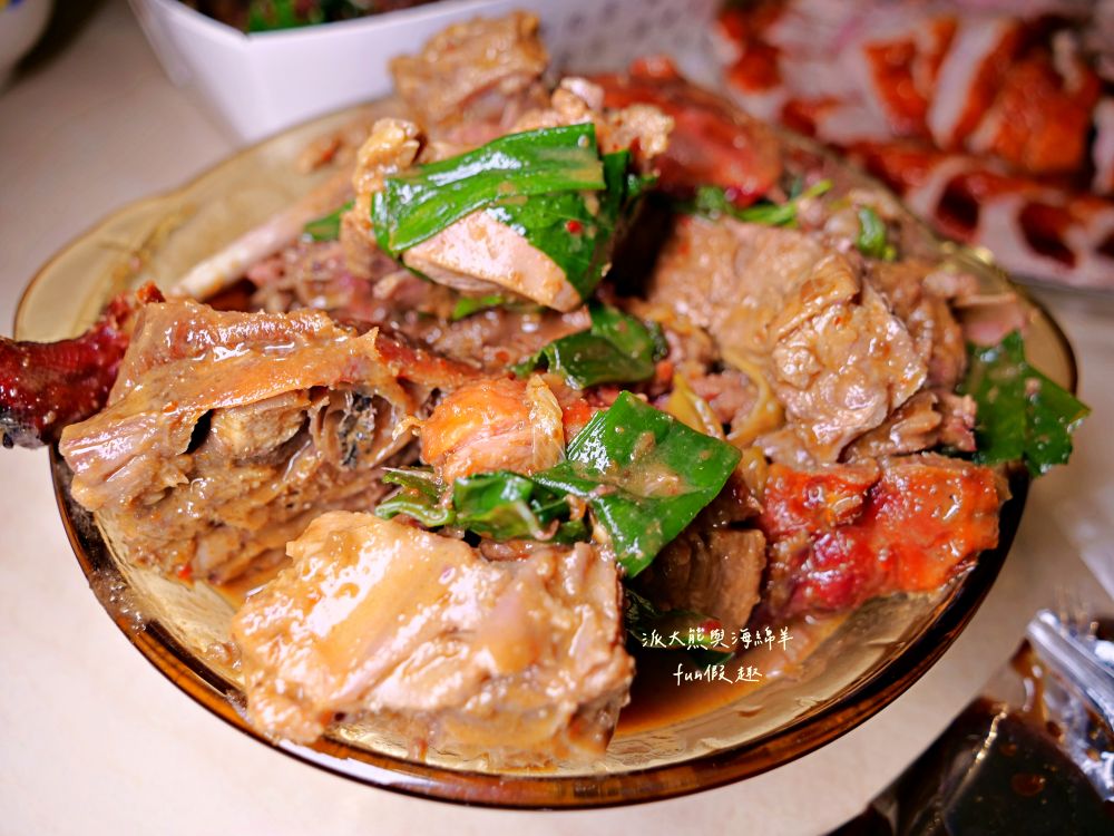 2025明記燒鴨-南投店｜在地人激推獨特烤鴨五吃，片鴨嫩、鹽酥脆、涼拌爽、醬炒香，以及濃郁酸菜鴨骨湯，鹹香夠味份量足，原來一隻烤鴨能夠這麼精彩!!!母親節、父親節買來慶祝～一鴨三吃