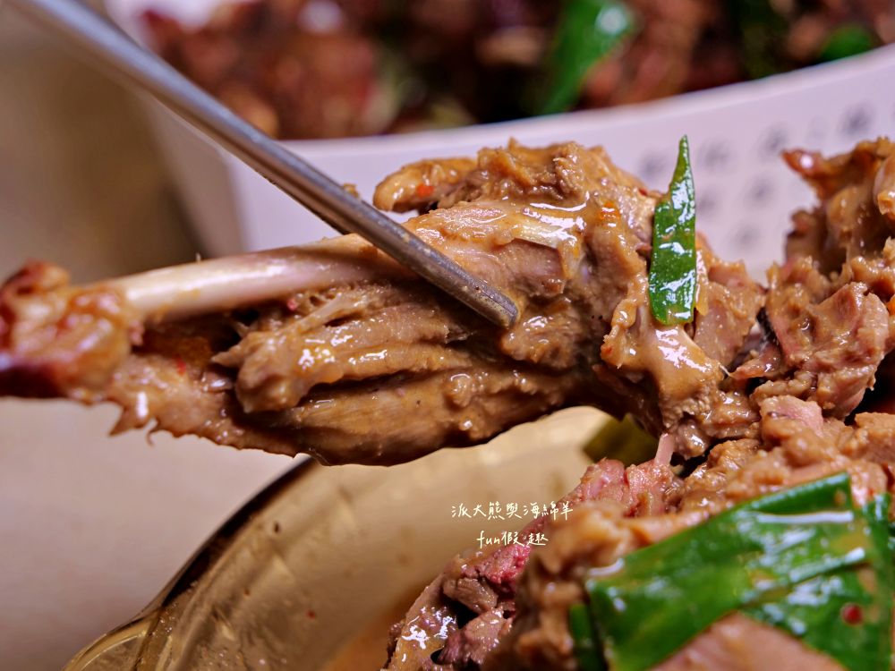 2025明記燒鴨-南投店|在地人激推獨特烤鴨五吃,片鴨嫩、鹽酥脆、涼拌爽、醬炒香,以及濃郁酸菜鴨骨湯,鹹香夠味份量足,原來一隻烤鴨能夠這麼精彩!!!母親節、父親節買來慶祝~一鴨三吃 - 第20張圖 2025明記燒鴨-南投店|在地人激推獨特烤鴨五吃,片鴨嫩、鹽酥脆、涼拌爽、醬炒香,以及濃郁酸菜鴨骨湯,鹹香夠味份量足,原來一隻烤鴨能夠這麼精彩!!!母親節、父親節買來慶祝~一鴨三吃