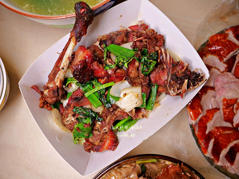 2025明記燒鴨-南投店｜在地人激推獨特烤鴨五吃，片鴨嫩、鹽酥脆、涼拌爽、醬炒香，以及濃郁酸菜鴨骨湯，鹹香夠味份量足，原來一隻烤鴨能夠這麼精彩!!!母親節、父親節買來慶祝～一鴨三吃