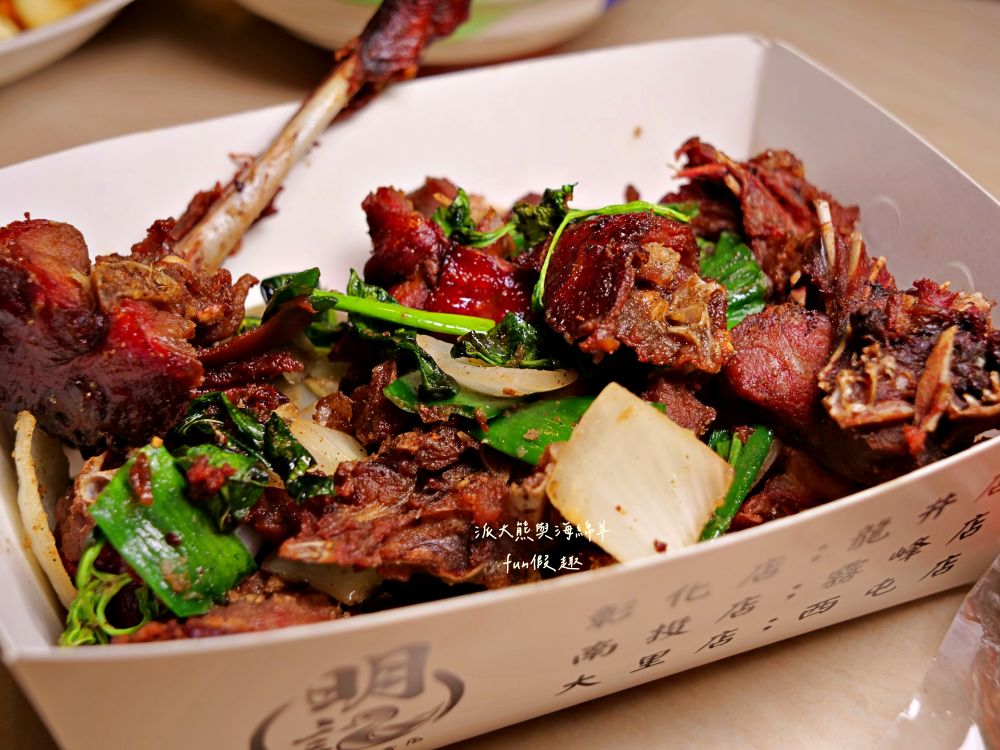 2025明記燒鴨-南投店｜在地人激推獨特烤鴨五吃，片鴨嫩、鹽酥脆、涼拌爽、醬炒香，以及濃郁酸菜鴨骨湯，鹹香夠味份量足，原來一隻烤鴨能夠這麼精彩!!!母親節、父親節買來慶祝～一鴨三吃