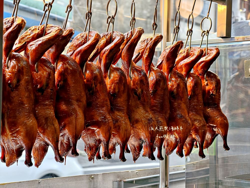 2025明記燒鴨-南投店|在地人激推獨特烤鴨五吃,片鴨嫩、鹽酥脆、涼拌爽、醬炒香,以及濃郁酸菜鴨骨湯,鹹香夠味份量足,原來一隻烤鴨能夠這麼精彩!!!母親節、父親節買來慶祝~一鴨三吃 - 第5張圖 2025明記燒鴨-南投店|在地人激推獨特烤鴨五吃,片鴨嫩、鹽酥脆、涼拌爽、醬炒香,以及濃郁酸菜鴨骨湯,鹹香夠味份量足,原來一隻烤鴨能夠這麼精彩!!!母親節、父親節買來慶祝~一鴨三吃