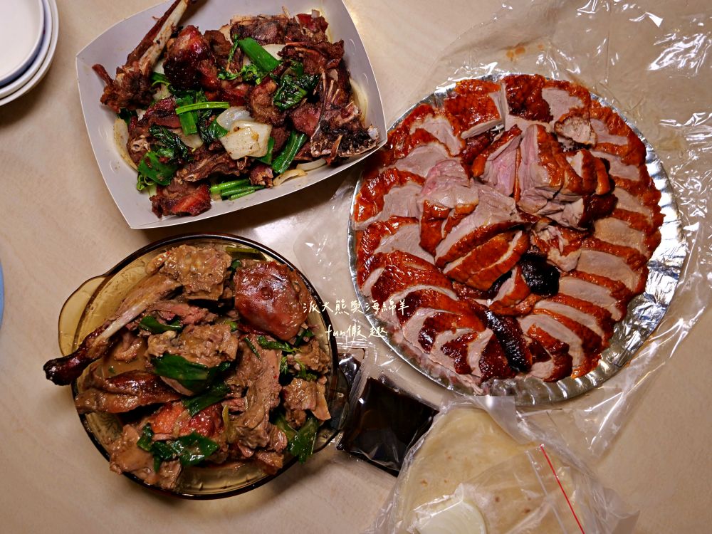 2025明記燒鴨-南投店｜在地人激推獨特烤鴨五吃，片鴨嫩、鹽酥脆、涼拌爽、醬炒香，以及濃郁酸菜鴨骨湯，鹹香夠味份量足，原來一隻烤鴨能夠這麼精彩!!!母親節、父親節買來慶祝～一鴨三吃