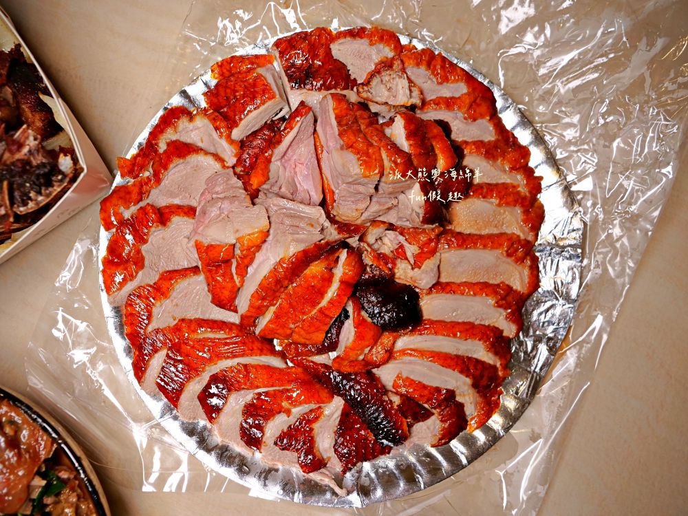 2025明記燒鴨-南投店｜在地人激推獨特烤鴨五吃，片鴨嫩、鹽酥脆、涼拌爽、醬炒香，以及濃郁酸菜鴨骨湯，鹹香夠味份量足，原來一隻烤鴨能夠這麼精彩!!!母親節、父親節買來慶祝～一鴨三吃