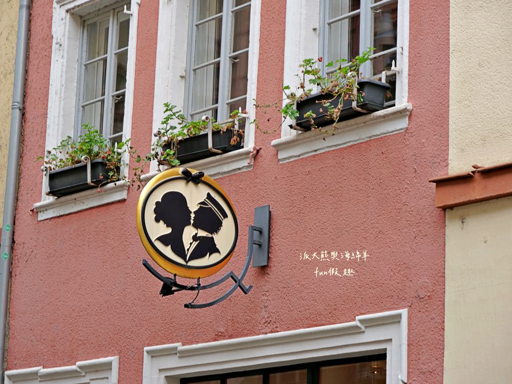 海德堡老城區︱購物、美食、伴手禮︱海德堡學生之吻、雪球(Schneeballenträume)、德國派對熊(Bären-Treff Heidelberg)、中世紀騎士餐廳、LAMY筆、4711科隆古龍水︱春季德瑞13日夢幻跟團~DAY2-4 - 第4張圖 海德堡老城區︱購物、美食、伴手禮︱海德堡學生之吻、雪球(Schneeballenträume)、德國派對熊(Bären-Treff Heidelberg)、中世紀騎士餐廳、LAMY筆、4711科隆古龍水︱春季德瑞13日夢幻跟團~DAY2-4