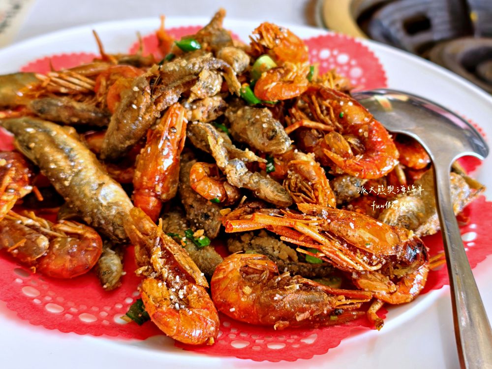 瞭望台土雞城｜屏東三地門景觀合菜餐廳，親民價格就能享受道地山產，推薦招牌爐烤脆皮桶仔雞香氣撲鼻超誘人！還有各種原住民風味料理&過年外帶年菜組合～Google評價4.8顆星!